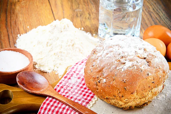 Pane, farina, uova, acqua. Cottura — Foto Stock