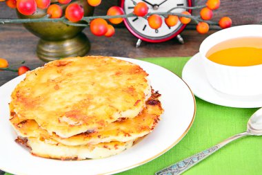 Peynirli krep bal ile