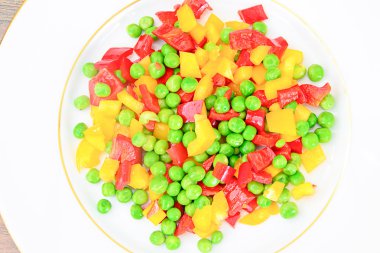 Sulu sebze güveç. Kırmızı biber, bezelye, havuç