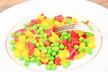 Sulu sebze güveç. Kırmızı biber, bezelye, havuç