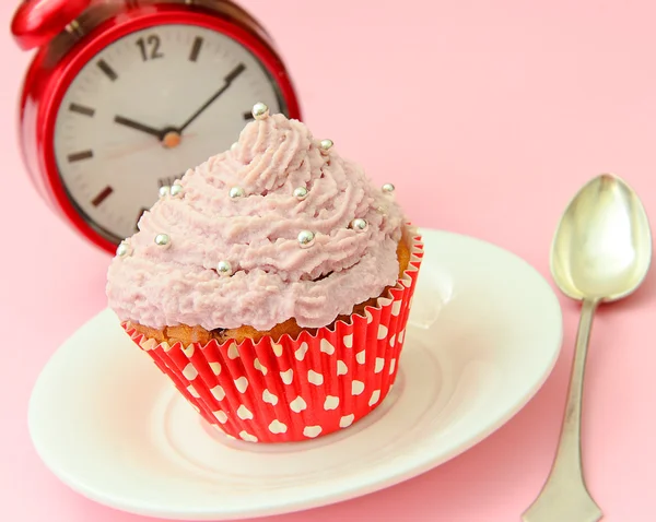 Kuchen mit Sahne, Cupcake auf rosa Hintergrund. — Stockfoto