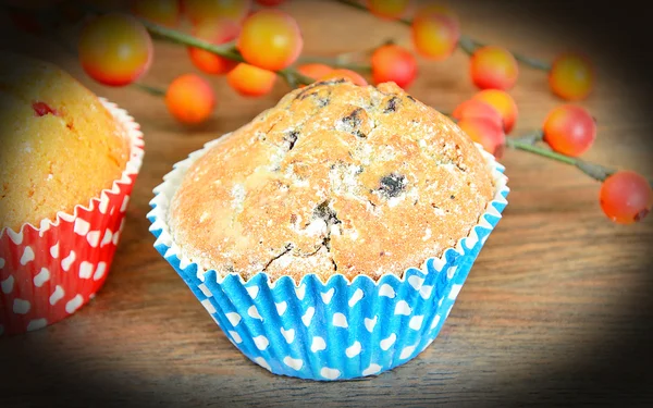 Torta con crema, Cupcake su fondo legno . — Foto Stock