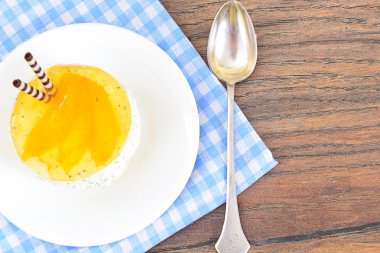 Diyet ve sağlıklı gıda: peynir kek meyve ile