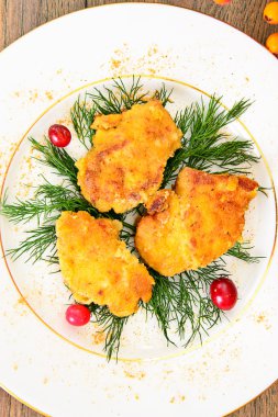 Otlar ve Cranberries ile ekmekli tavuk fileto