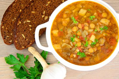 Patlıcan, domates ve soğan ile mercimek çorbası