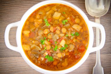 Patlıcan, domates ve soğan ile mercimek çorbası