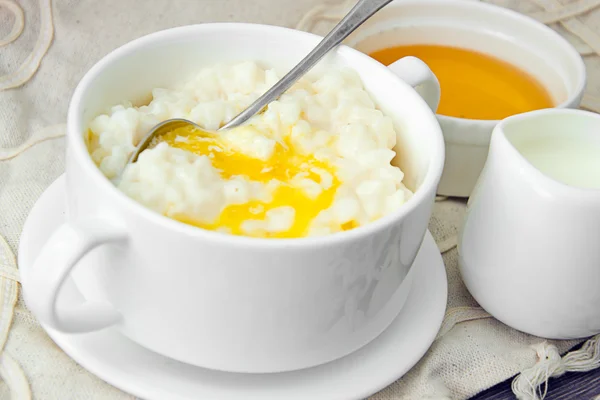 Bubur nasi dengan mentega manis, selai dan kopi — Stok Foto
