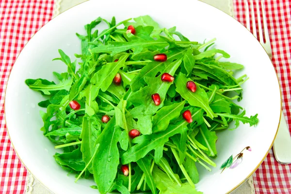 Sallad på rucola och granatäpple. — Stockfoto