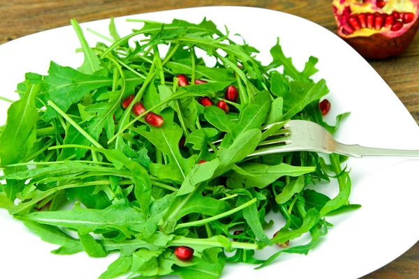 Salátával és sült saláta kitûnõ a gránátalma. — Stock Fotó
