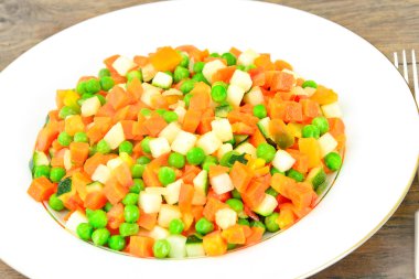 Sulu sebze güveç. Kırmızı biber, bezelye, havuç. Diyet gıda.