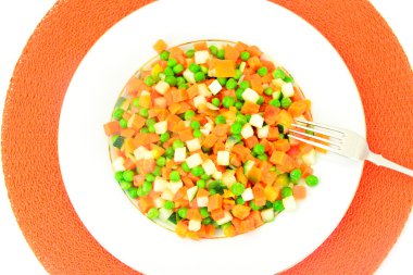 Sulu sebze güveç. Kırmızı biber, bezelye, havuç. Diyet gıda.