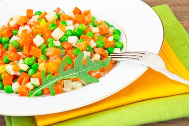 Sulu sebze güveç. Kabak, bezelye, havuç. Diyet gıda