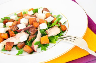 Tavuk, roka, karamelize kabak ve beyaz peynir salatası