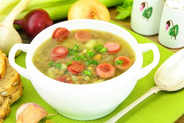 Sağlıklı diyet gıda: Mercimek ve sosis ile çorbası.