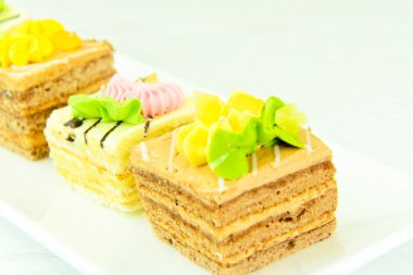 Tatlılar: Pasta plaka üzerinde.