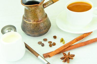 Fincan sıcak kahve ve tarçın.