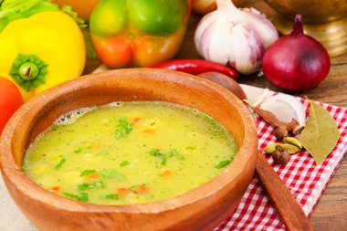 Croutons püresi bezelye çorbası