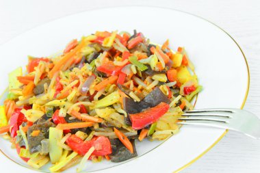 Sulu sebze güveç. Kırmızı biber, bezelye, havuç. Diyet gıda.