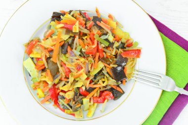 Sulu sebze güveç. Kırmızı biber, bezelye, havuç. Diyet gıda.