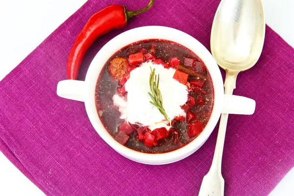 Zdravé a dietní jídlo: polévka s červenou řepou a knedlíky. — Stock fotografie