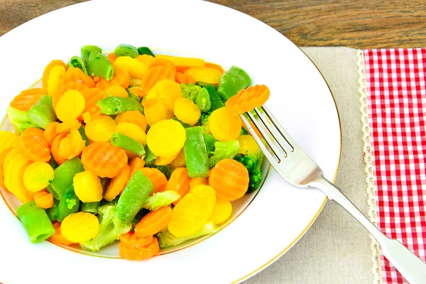 Saftiga grönsaksgryta. Paprika, ärtor, morötter. Dietmat. — Stockfoto