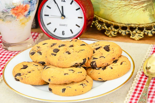 Karácsonyi csokoládé cookie-kat a fehér lemez — Stock Fotó