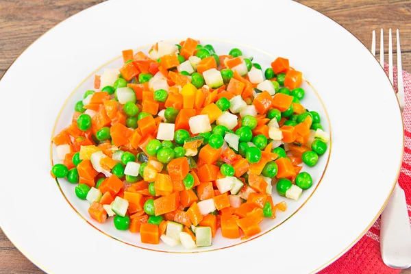 Estofado de verduras jugosas. Calabacín, guisantes, zanahorias. Alimento dietético — Foto de Stock