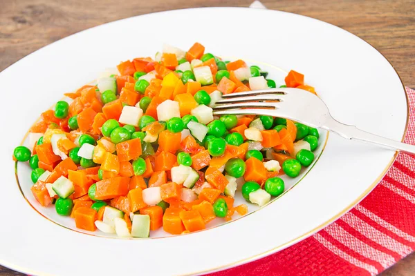 Соковита овочева рагу. Цукіні, горох, морква. дієти харчування — стокове фото