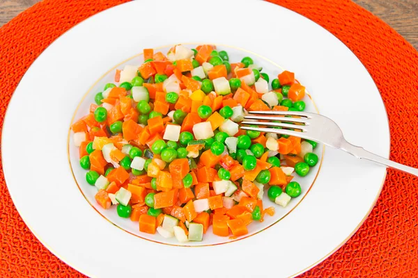 Estofado de verduras jugosas. Calabacín, guisantes, zanahorias. Alimento dietético — Foto de Stock