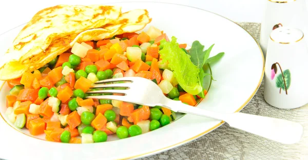 Здоровая и диетическая пища: яичница с овощами . — стоковое фото