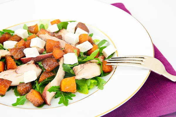 Salada com frango, Arugula, abóbora caramelizada e queijo Feta — Fotografia de Stock