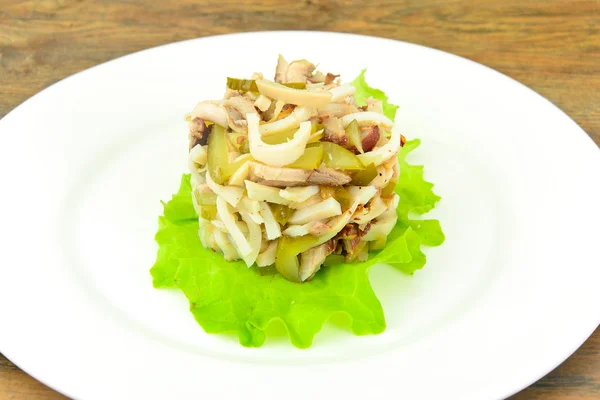 Alimento saludable y dietético: Ensalada con calamares y pollo . —  Fotos de Stock