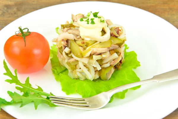 Здорова та дієтичні продукти харчування: салат з кальмарів і курячі. — стокове фото