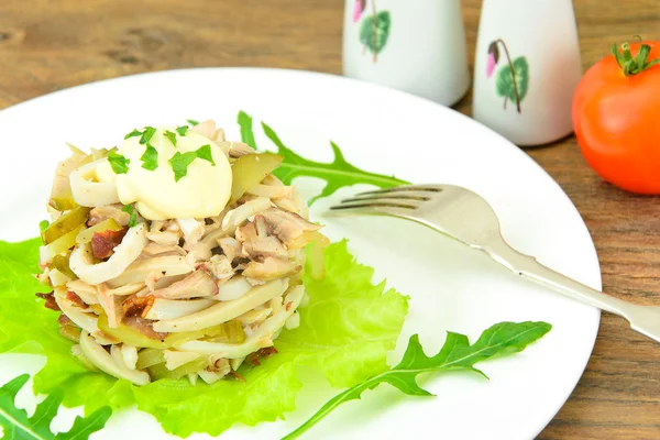 Здоровая и диетическая пища: салат с кальмарами и курицей . — стоковое фото