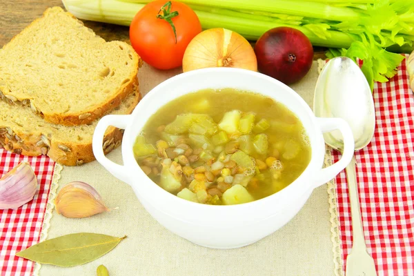 Gezonde en dieetvoeding: soep met linzen en worst. — Stockfoto