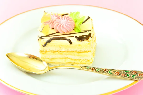 Dulces: Pasteles de crema en la placa . — Foto de Stock