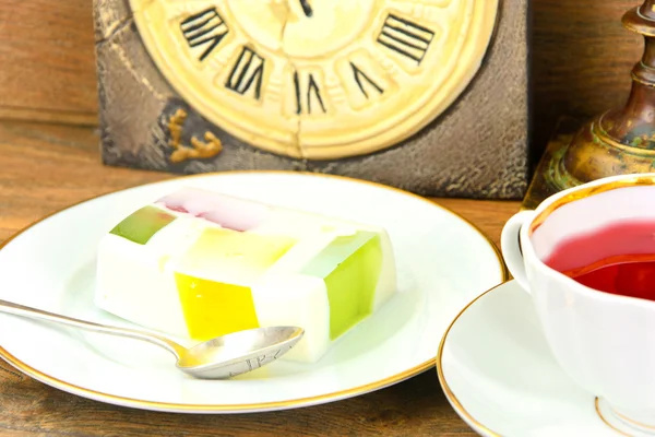 Диетический десерт: фруктовое желе, желатин и чай . — стоковое фото