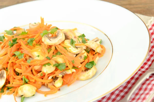 Alimentos saudáveis e dietéticos: Salada Cogumelos de cenoura . — Fotografia de Stock