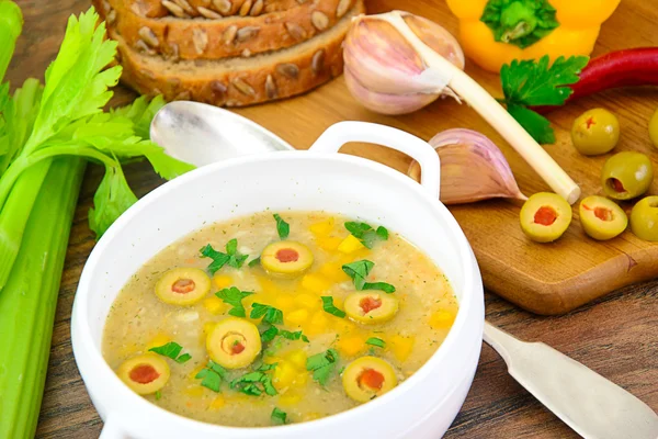 Zuppa di orzo con olive e peperoni — Foto Stock
