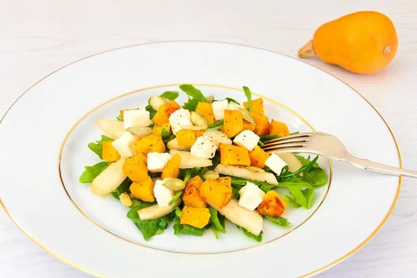 Aliments sains et diététiques : Salade, citrouille, poire, fromage et graines . — Photo