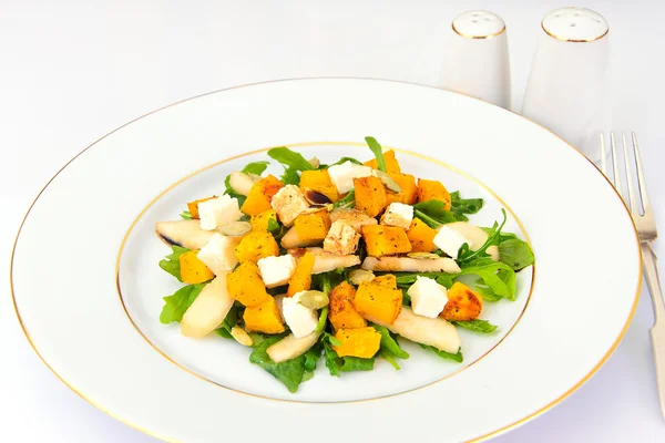 Aliments sains et diététiques : Salade, citrouille, poire, fromage et graines . — Photo
