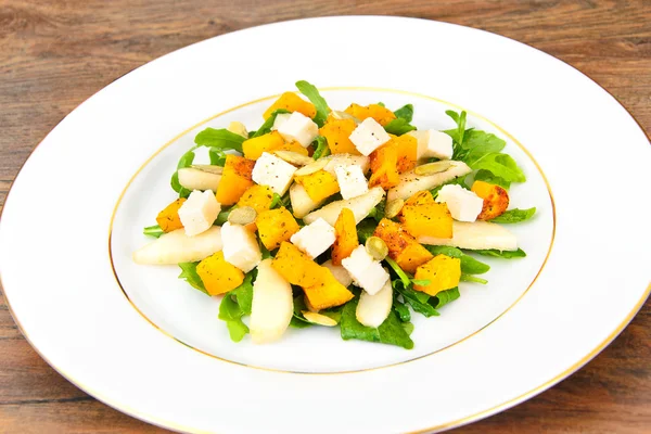 Gezonde en dieetvoeding: salade, pompoen, peren, kaas en zaden. — Stockfoto