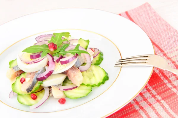 Alimentación dietética: Ensalada con Arenque, Pepino, Huevo y Cebolla . —  Fotos de Stock