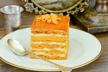 Yoğunlaştırılmış süt, fındık ve bal ile pasta.