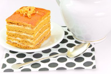 Yoğunlaştırılmış süt, fındık ve bal ile pasta.