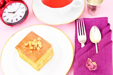 Yoğunlaştırılmış süt, fındık ve bal ile pasta. Çay, sofra.