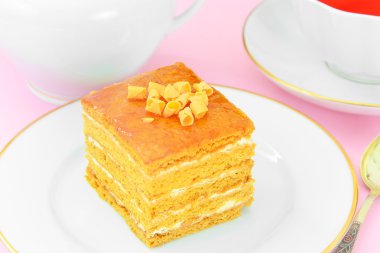 Yoğunlaştırılmış süt, fındık ve bal ile pasta. Çay, sofra.