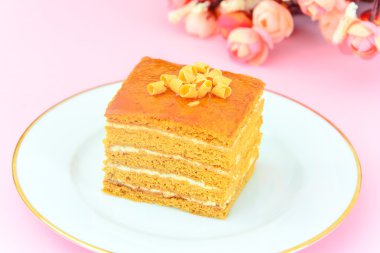 Yoğunlaştırılmış süt, fındık ve bal ile pasta. Çay, sofra.