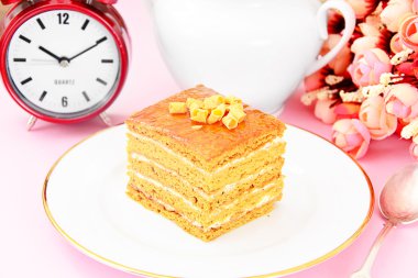 Yoğunlaştırılmış süt, fındık ve bal ile pasta. Çay, sofra.