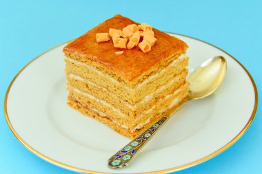 Lezzetli tatlım pasta çikolata ile dekore edilmiş.